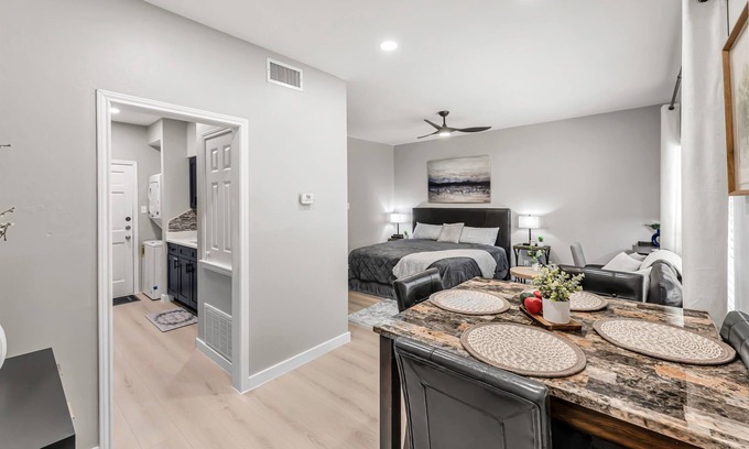 Northgate Apartamento | Lily: Studio Apt, 4 Minute Walk to Campus, Newly Remodeled
