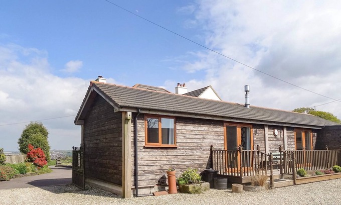 Okehampton Cabaña | LILYS PAD, pet friendly, with open fire in Okehampton