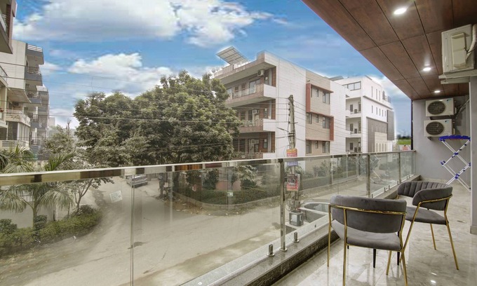 Gurugram Apartamento | Lime Wood Stay Near Huda City Centre