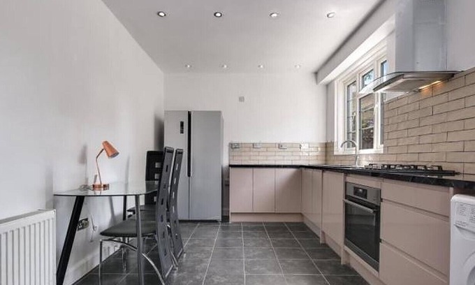 St. Dunstan's Casa | Limehouse: 4 Bedroom 3 Bathroom Townhouse with Private Garden