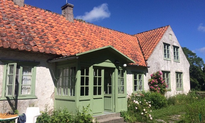 Burgsvik Casa | LIMESTONE COTTAGE CLOSE TO OCEAN & BISTRO