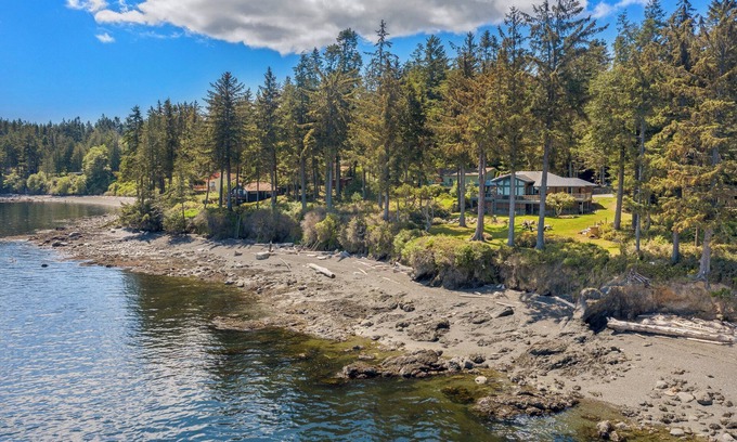 Friday Harbor Casa | Limestone Lodge: Panoramic Ocean Views & Sauna