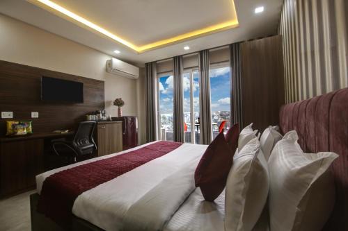 Gurugram Hotel | Limewood Stay Silver Studio Near Golf Course Road