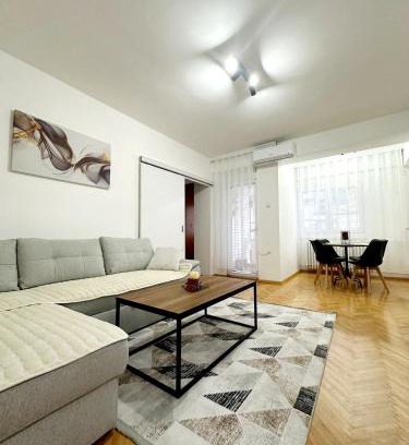 Centar Apartamento | Lina's Apartment -Modern & Cozy Central Skopje