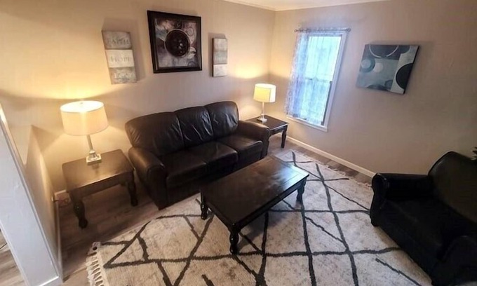 Two Rivers Apartamento | Lincoln Apartment near the Lake - Lower - Walk to the Beach and Downtown!