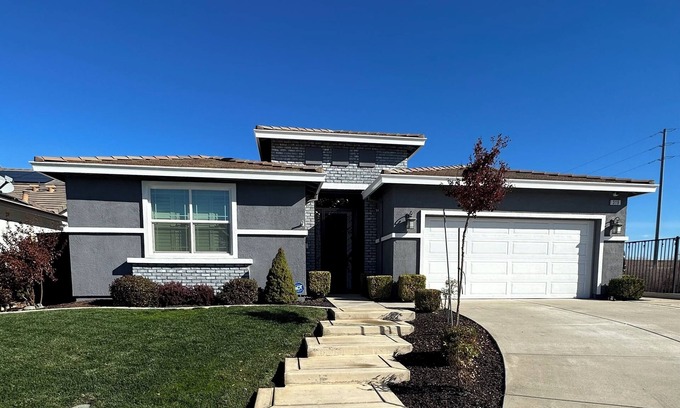 Lincoln Casa | Lincoln Great Home w/ Beautiful Pool+ Hot Tub - Welcome! Enjoy your stay!