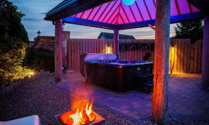 Lincoln Casa | Lincoln Holiday Retreat Lodge with Private Hot Tub