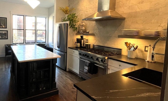 Sheffield and DePaul Casa | Lincoln Park Centrally Located
