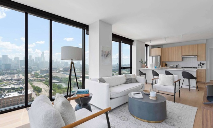 River North Apartamento | Lincoln Park Haven: Balcony, Walk to Whole Foods