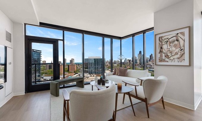 River North Apartamento | Lincoln Park Oasis: Safe Stay, Balcony Views