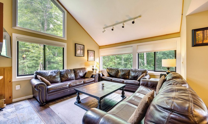 Lincoln Casa | Lincoln Townhome w/ Community Pool & Club Access!