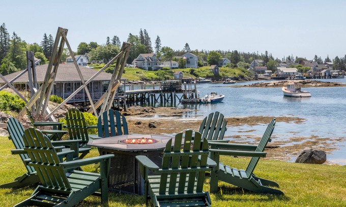 Port Clyde Casa | Linda's Landing: casa de pueblo con vistas circundantes al puerto y al océano más allá