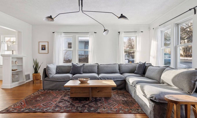 Linden Hills Casa | Linden Hills Edina. Remolded Home Near the Lakes. King Bed. Sleeps 10.