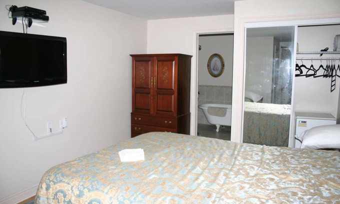 New London Casa | Linden Homestead: Modern Queen Bed B&B suite in Century Farm House