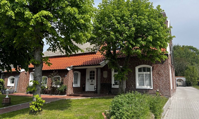 Osteel Casa | Lindenhuus-East Frisian coziness-Osteel terrace, outdoor grill, near Norden