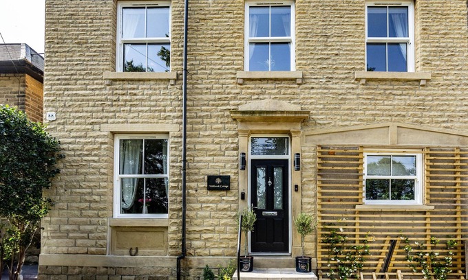 Ainley Top Cabaña | Lindley GemnHeart of Lindley, sleeps up to 6, enclosed gardens, yards from Manor