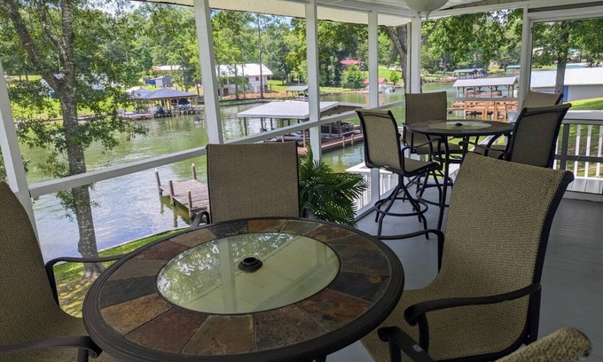 Cross Hill Cabaña | Lindsey's Lakeside Hideaway with hot tub & fire pit!