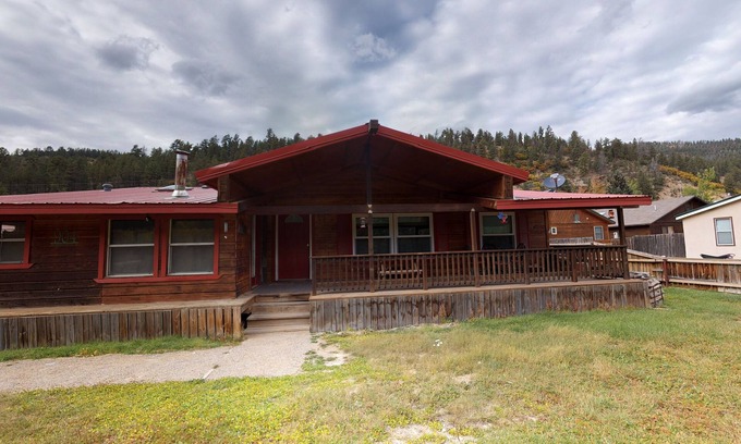 Red River Cabina | Line Shack: esta casa en la ciudad, se ha actualizado recientemente con una gran decoración rústica. Hace mucho calor