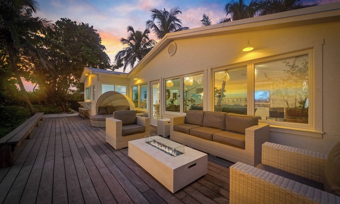 Holmes Beach Casa | Coastal Calm / Holmes Beach Pool Ocean Views