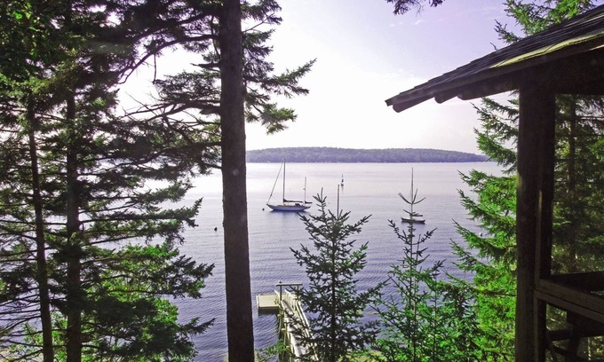 East Boothbay Cabina | Linekin Log Cabin: Dog-Friendly Log Cabin with Private Deep-Water Dock & Bay Views!