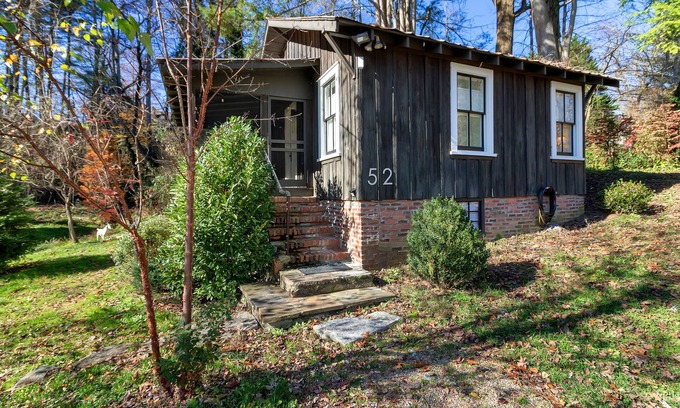 Brevard Cabaña | Lingerlong Cottage en el centro de Brevard.