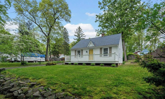 Southwick Casa | Completamente renovado lakeview Cottage, Southwick, MA