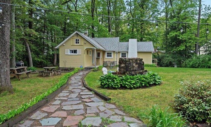 Southwick Casa | Linny’s Lake Retreat, Family-Friendly & Dock Access