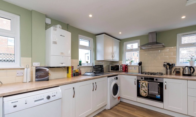 Horsham Casa | Lion House - Designer 4 Bed Urban Oasis Townhouse