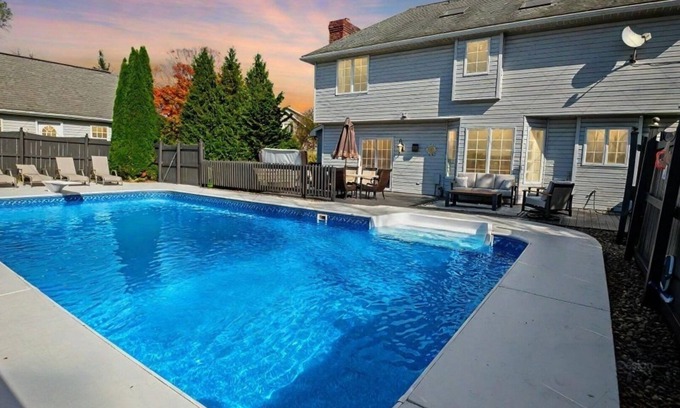 Reedsville Casa | Lions Den. Pool-Hot Tub-EspressoBar-Stadium 30 Min