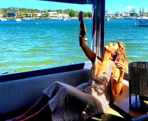 Noosa Heads Apartamento | Liquid PARIDISE Noosaville houseboat "Experience More"