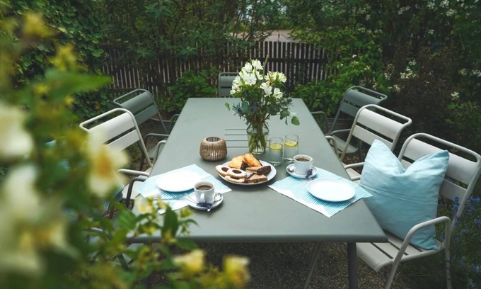 Schwaebisch Hall Apartamento | Listed town house in the town park in Schwäbisch Hall with seating area in the garden