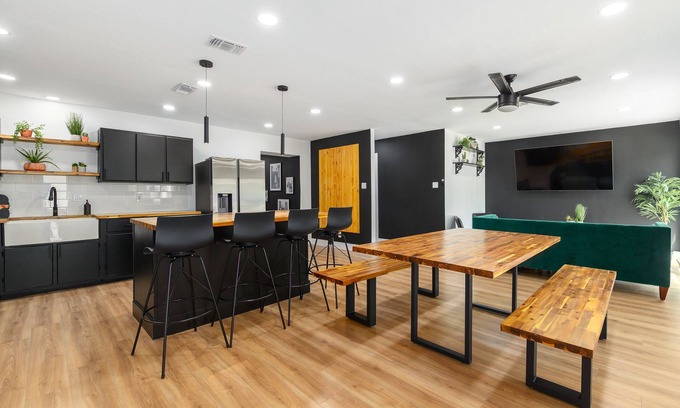 Oak Cliff Casa | Listen Linda, 5 Bedroom Home Near Bishop Arts
