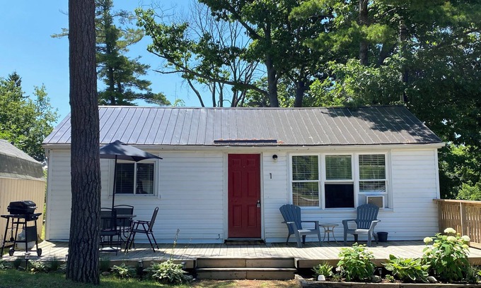 Wasaga Beach Cabaña | Listen to the waves from your front deck