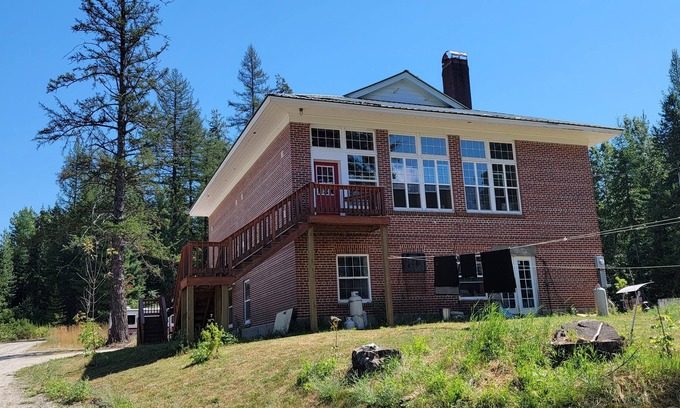 Sandpoint Apartamento | Literature Suite - Full suite w/ kitchenette, private bath in 1930 Schoolhouse