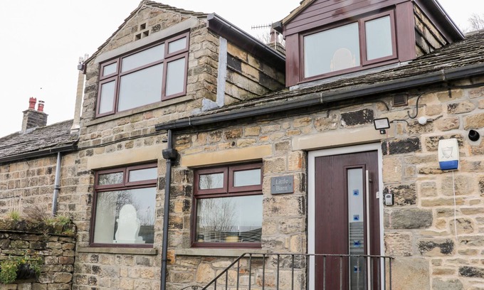 Haworth Cabaña | LITTLE BARN, family friendly, with hot tub in Haworth