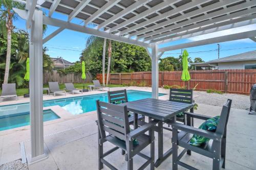 Naples Park Casa | Little Beach House w/POOL&SPA - 5 minutes to Vanderbilt Beach (Pet Friendly)