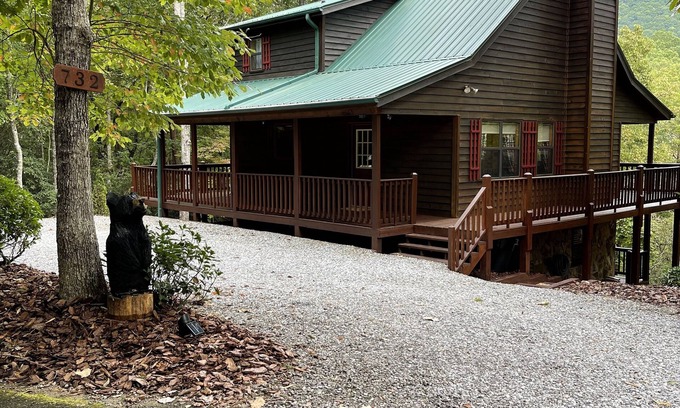 Young Harris Cabina | Little Bear Cove in the Enchanted Valley of Young Harris Ga