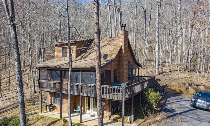 Young Harris Cabina | Little Bear Lodge Vacation Cabin with 2 bedrooms, Internet, and More