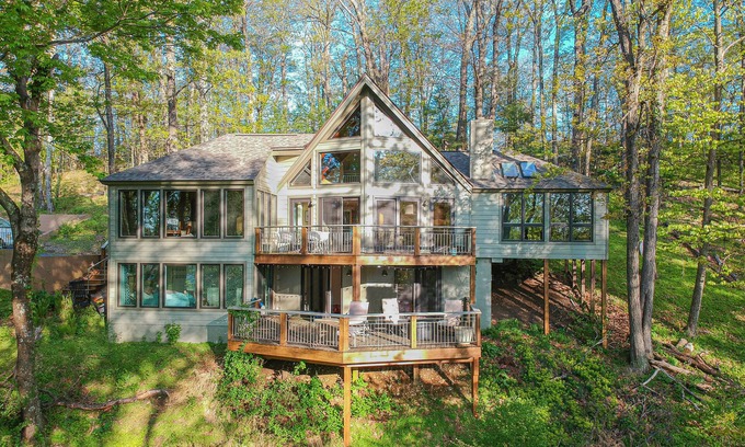 Laurel Ridge Casa | Little Bear: 4br/ 4ba, mountain & valley view. Pet friendly!