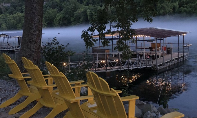 Lakeview Cabina | Little Blue 190 FT from river w/Semi-Private Solar lit Dock/Ramp Wifi Sleeps 8