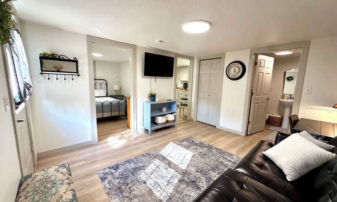 Kirksville Cabaña | Little Blue Cottage - Charming 1-bedroom cottage in Kirksville