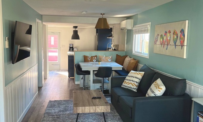 Port Stanley Casa | Little Blue on Second St! Cozy & close to the beach, pub, bar, and downtown!