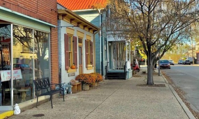 Lake Forest Estates Casa | "Little Brick House on Main (1865)”