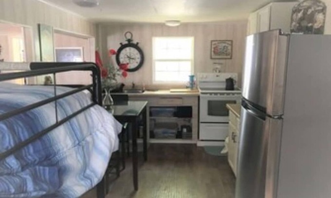 Elmaton Cabina | Little cabin sits on river w/ lighted fishing pier