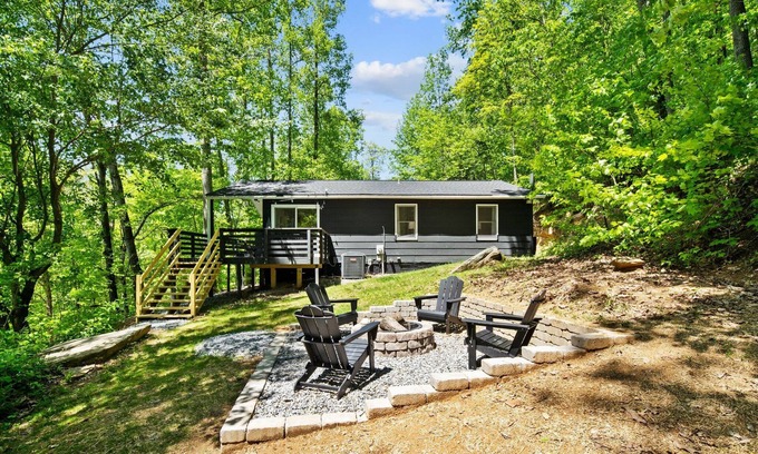 Hendersonville Cabina | Little Creek Mountain Escape: Near Point Lookout Winery + Hot Tub + Fire Pit