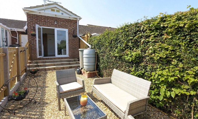 Apse Heath Casa | Little Dell - a bungalow that sleeps 2 guests in 1 bedroom