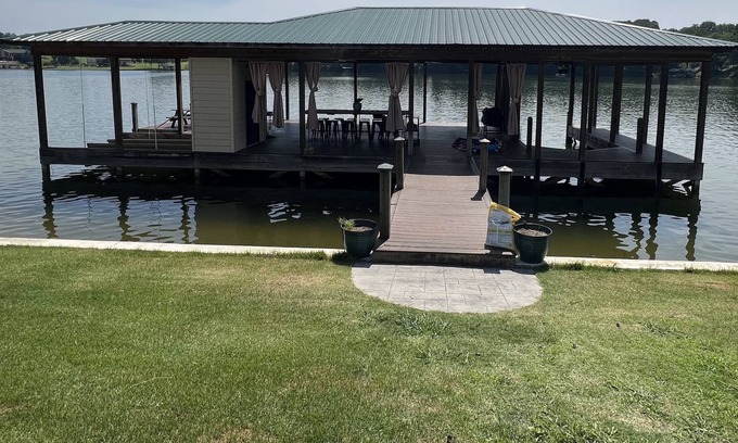 Piney Flats Casa | Little Farmhouse on Boone Lake