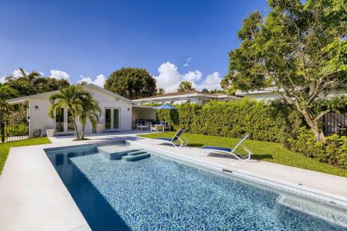 Flamingo Parks Casa | Little Havana - Unwind in a Tropical Garden Retreat with Private Pool