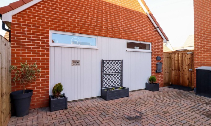 Frinton-on-Sea Cabaña | LITTLE HAVEN, country holiday cottage, with a garden in Kirby Cross
