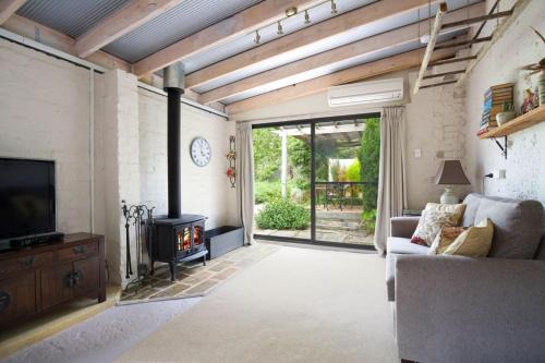 Leura Casa | Little Haven Leura Cottage with Spa Bath and BBQ